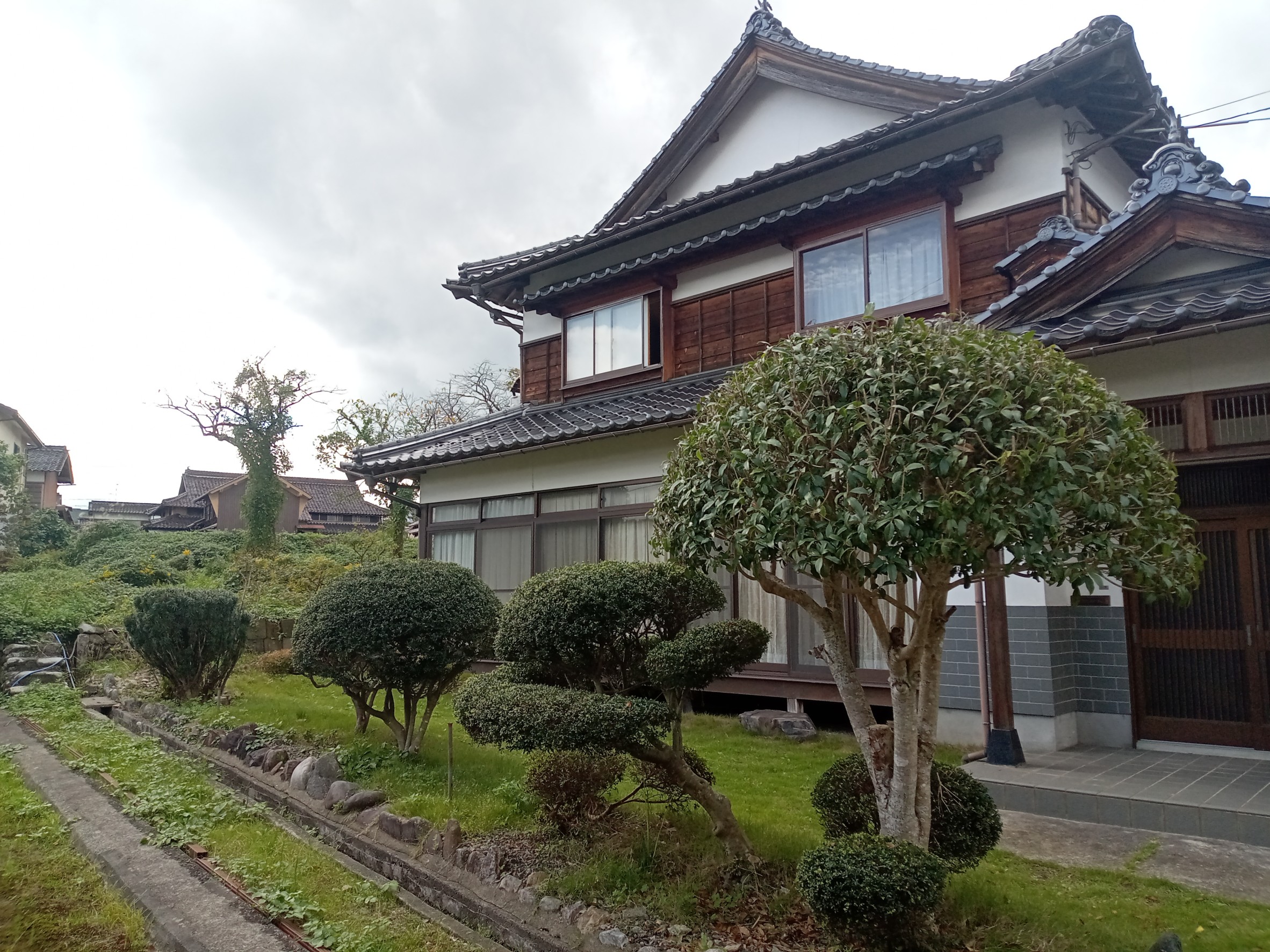 八頭町にて植栽の剪定・草抜き